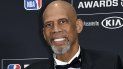Kareem Abdul-Jabbar posa en la sala de prensa de los Premios NBA en Santa Mónica, California el 25 de junio de 2018. Kareem Abdul-Jabbar posa en la sala de prensa de los Premios NBA en Santa Mónica, California el 25 de junio de 2018.