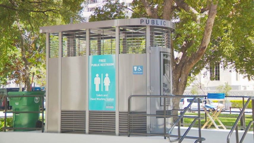 Vista del baño público abierto en Miami para las personas sin hogar.