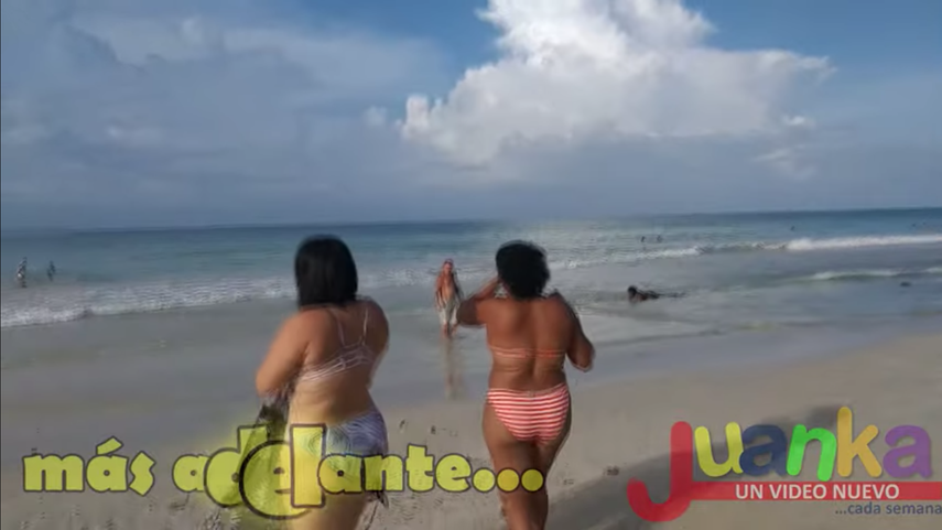 El youtuber Juan Carlos presenta un video sobre un&nbsp;d&iacute;a en la playa Guanabo, en La Habana, Cuba, a principios de octubre de 2020.