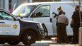 El cuerpo sin vida en el lado del conductor de una camioneta mientras las autoridades investigan en Torrance, California, el domingo 22 de enero de 2023. Las autoridades dicen que el conductor, sospechoso de un tiroteo en un club de California donde murieron varias personas, se disparó a sí mismo.