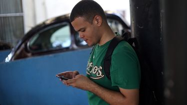 Un hombre se conecta a Internet&nbsp;en la céntrica avenida 23 en La Habana, Cuba.
