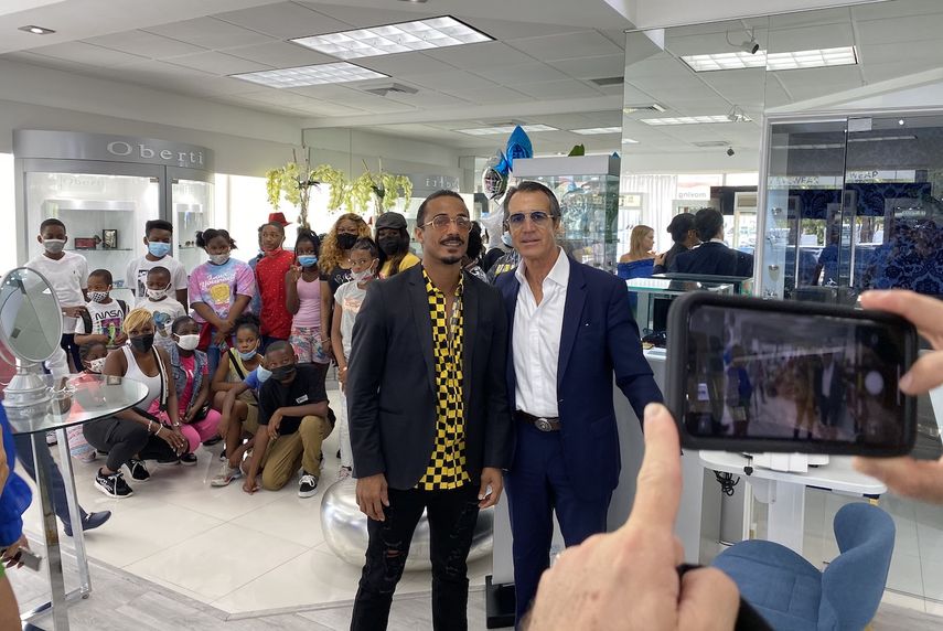 De iquierda a derecha, el artista Wanderson Dos Santos y el empresario Daniel Oberti, dueño de la óptica Oberti Luxury Eyewear, en Miami.&nbsp;