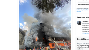 El periodista vial Jonathan Quantip reportó desde el lugar y publicó esta imagen en su cuenta de Twitter cuando el edificio era consumido por las llamas.&nbsp;