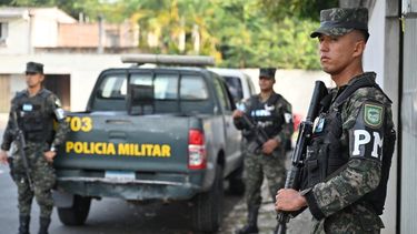Agentes de la Policía Militar vigilan la escuela cristiana Elliot Dover en Tegucigalpa el 7 de mayo de 2025. La embajada de Estados Unidos en Honduras alertó el 6 de mayo de 2025 sobre una posible amenaza de tiroteo masivo en tres puntos de la capital, por lo que la policía desplegó un dispositivo de vigilancia especial.&nbsp;