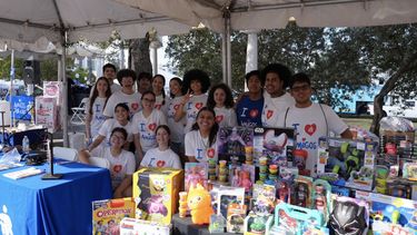 Celebración del Día del Amigo 2026 en el Parque José Martí, con una mesa de juguetes y muchos niños disfrutando del evento.