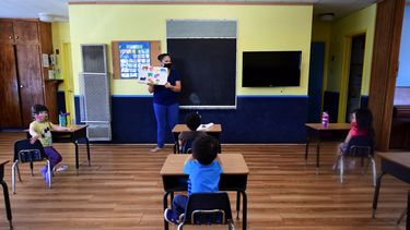 Vista parcial de un aula de clases, durante pandemia de coronavirus en EEUU.