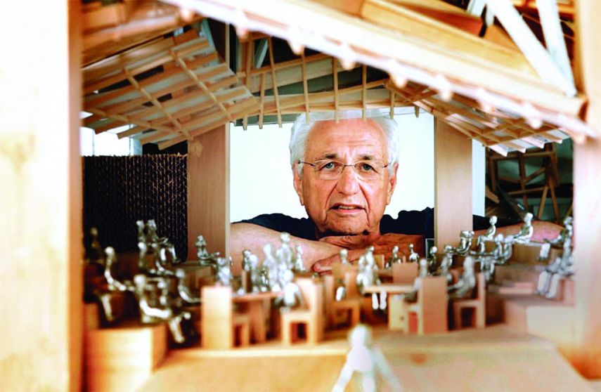 Gehry posa con uno de sus diseños. (CORTESÍA)