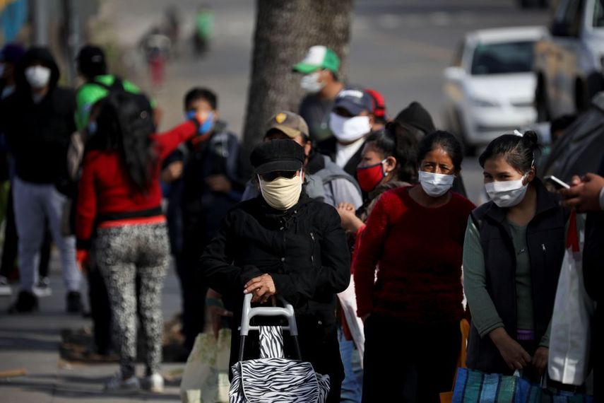 Personas hacen cola para recibir un plato de comida en un comedor de beneficencia durante un confinamiento ordenado por el gobierno para frenar la propagación del coronavirus en Buenos Aires, Argentina, el viernes 29 de mayo de 2020.