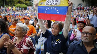 Una partidaria del presidente interino de Venezuela Juan Guaidó sostiene una bandera&nbsp;durante una protesta contra el chavismo&nbsp;en el barrio de El Paradiso en Caracas, Venezuela, el lunes 30 de septiembre de 2019.