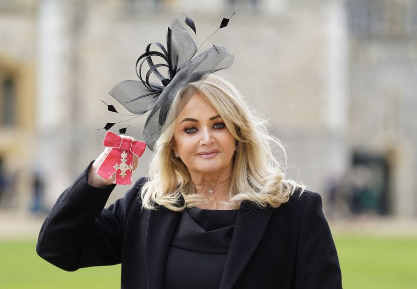 La cantante británica Gaynor Sullivan, también conocida como Bonnie Tyler, posa con su medalla tras ser nombrada Miembro de la Orden del Imperio Británico (MBE) durante una ceremonia de investidura en el Castillo de Windsor el 1 de febrero de 2023.