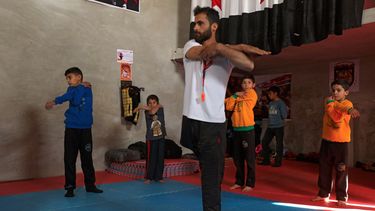 Maestro amputado enseña kung-fu con una sola pierna