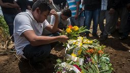 Nelson Gabriel Lorio asiste al funeral de su hijo de 14 meses, muerto en Managua por una bala en medio de protestas contra el Gobierno de Daniel Ortega.