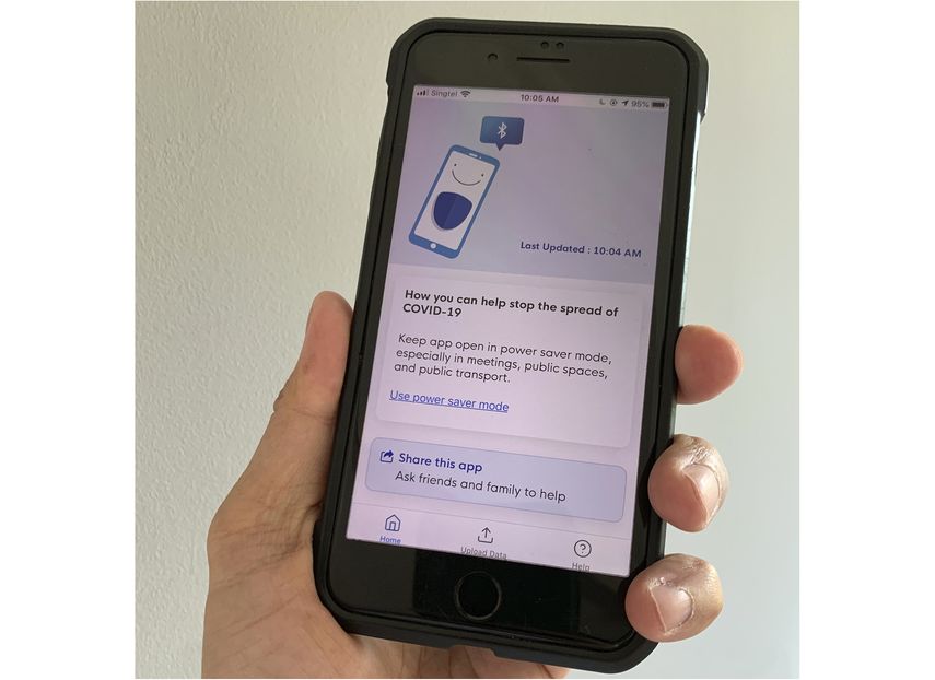 Tel&eacute;fono con la aplicaci&oacute;n TraceTogether qeue guarda informaci&oacute;n sobre los contactos con otras personas que tienen la misma aplicaci&oacute;n. &nbsp; &nbsp;