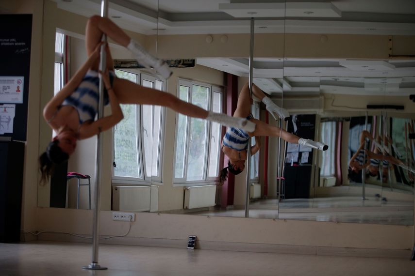 Tuba Parlak fotografiada durante una clase de pole dancing por internet el 30 de abril del 2020 en su estudio de Estambul.&nbsp;