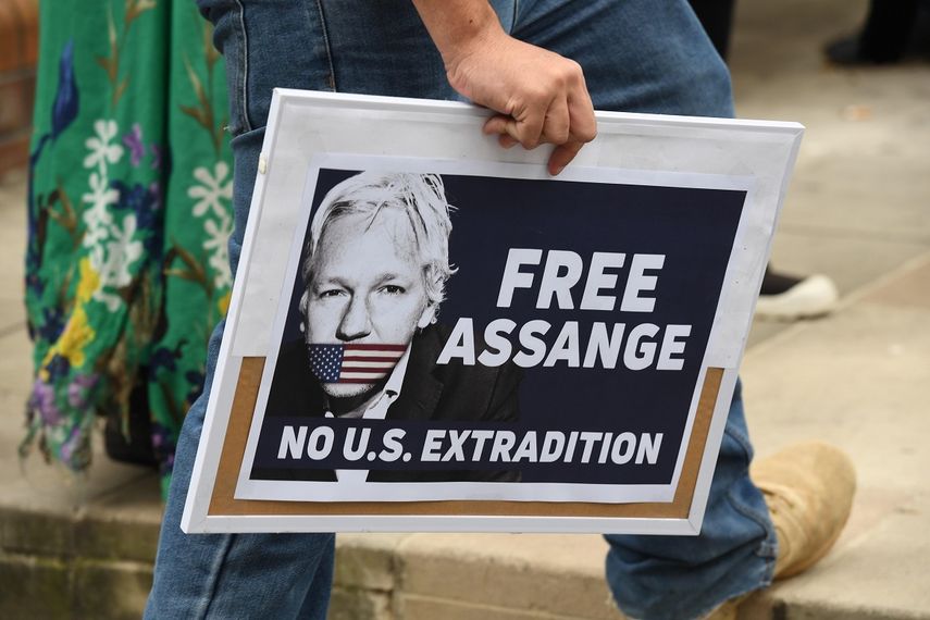 Manifestantes sostienen pancartas durante un mitin para pedir la liberación del fundador de WikiLeaks,&nbsp;Julian&nbsp;Assange&nbsp;este viernes, en Sídney, (Australia).&nbsp;