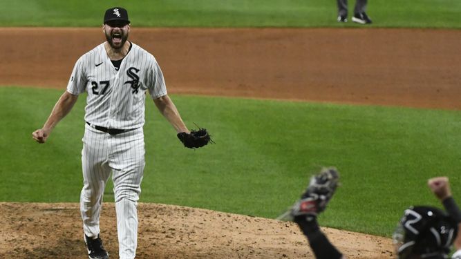 Lucas Giolito, abridor de los Medias Blancas, festeja con el c&aacute;tcher James McCann, tras lanzar un juego sin hit el martes 25 de agosto de 2020, ante los Piratas de Pittsburgh, en Chicago&nbsp;