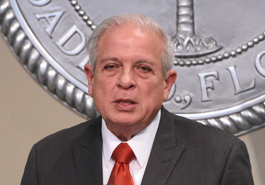 El alcalde de Miami, Tomás Regalado, exhorta a la población a estar al tanto de los reportes del tiempo.