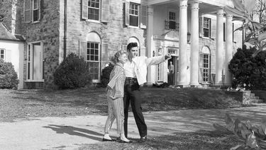 Elvis Presley con su novia Yvonne Lime, son fotografiados en su casa Graceland, en Memphis, Tennessee, cerca de 1957.