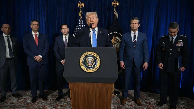 El presidente estadounidense Donald Trump, acompañado por el subjefe de gabinete Stephen Miller, el director de la CIA John Ratcliffe, el secretario de Estado Marco Rubio, el secretario de Defensa Pete Hegseth y el presidente del Estado Mayor Conjunto, general Dan Caine, habla con la prensa tras las acciones militares estadounidenses en Venezuela, en su residencia de Mar-a-Lago en Palm Beach, Florida, el 3 de enero de 2025. &nbsp;