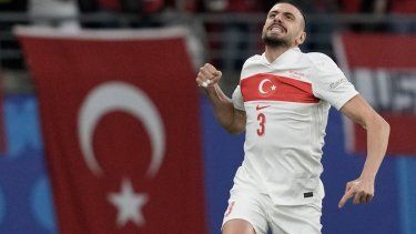 Merih Demiral, de Turquía, festeja tras anotar el primer tanto ante Austria en los octavos de final de la Eurocopa, el martes 2 de julio de 2024, en Leipzig, Alemania.