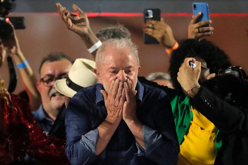 El presidente electo de Brasil por el izquierdista Partido de los Trabajadores (PT), Luiz Inacio Lula da Silva, saluda a sus partidarios en la avenida Paulista después de ganar la segunda vuelta de las elecciones presidenciales