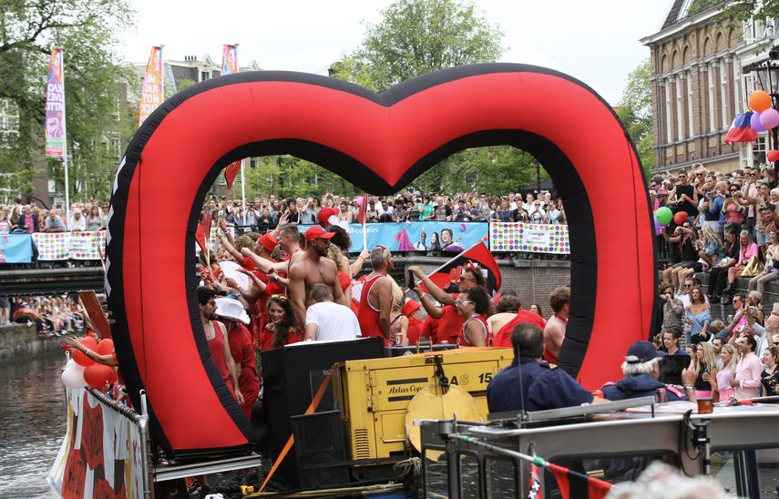 Decenas de miles de espectadores asisten al Orgullo Gay Ámsterdam, un desfile de botes en los canales de Ámsterdam, Holanda, sábado 3 de agosto de 2019.&nbsp;