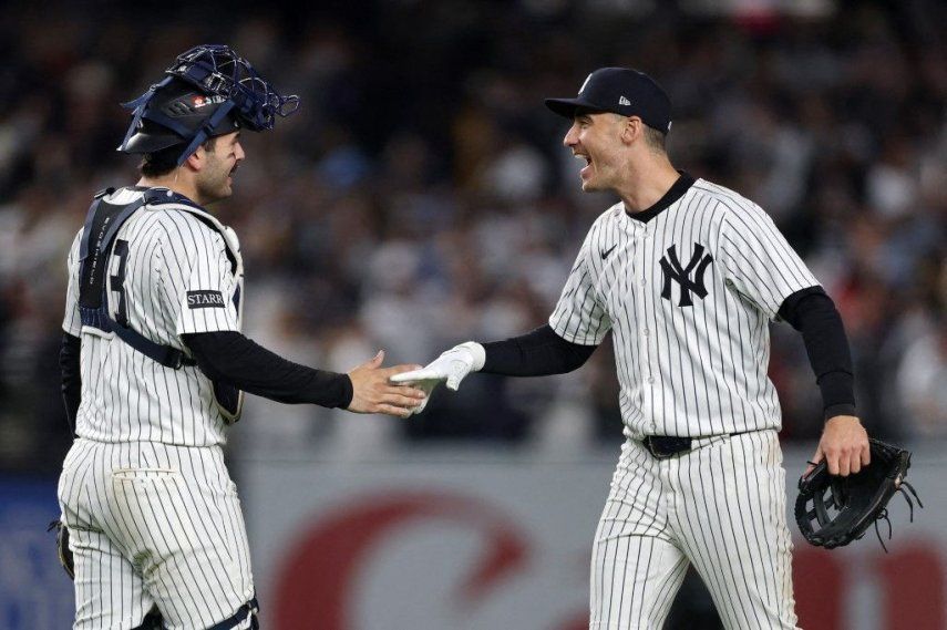 Austin Wells #28 y Cody Bellinger #35 de los Yankees de Nueva York celebran tras vencer 4-0 a los Medias Rojas de Boston en el tercer juego de la Serie de Comodines de la Liga Americana en el Yankee Stadium el 2 de octubre de 2025 en el Bronx de Nueva York.&nbsp;