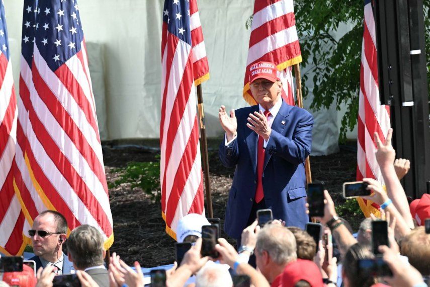 El expresidente de Estados Unidos y candidato presidencial republicano Donald Trump llega para hablar en un evento de campaña en Racine, Wisconsin, el 18 de junio de 2024.
