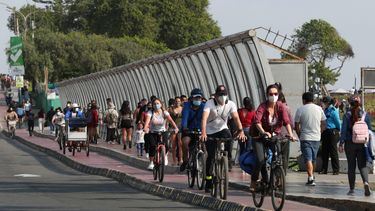 Ciclistas y peatones se movilizan a través del puente Villena en el distrito de Miraflores en Lima, Perú, el domingo 11 de octubre de 2020.