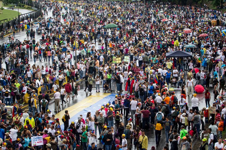 Manifestantes participan del denominado Gran plantón nacional convocado por la oposición este &nbsp;lunes 15 de mayo de 2017.&nbsp;