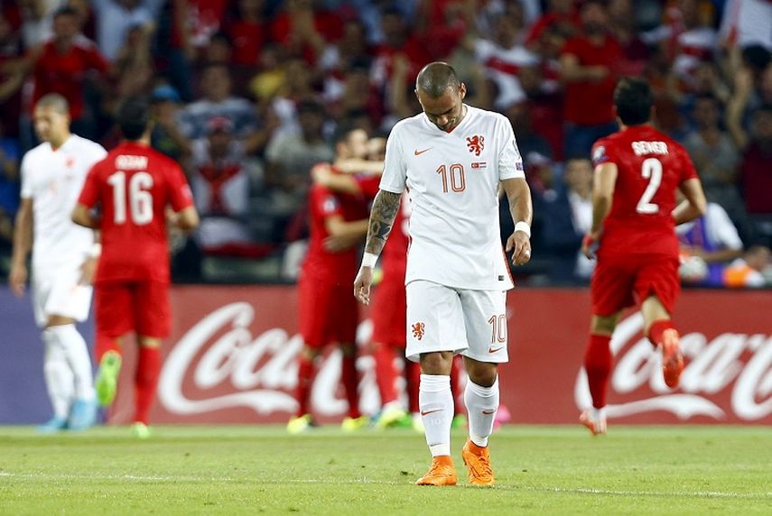 Wesley Sneijder de Holanda se lamenta tras segundo gol de Turquía. (Reuters)