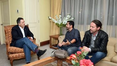 El canciller de Chile, Roberto Ampuero (izq.), conversa con el periodista Rodrigo Pérez (cen.) y el camarógrafo Gonzalo Barahona (der), en Santiago de Chile, luego de que fueran deportados por las autoridades venezolanas.