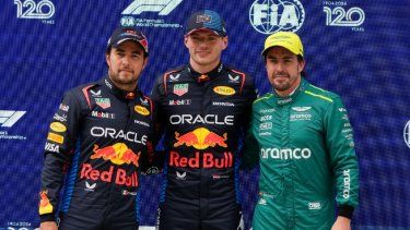 Max Verstappen, que saldrá primero en el GP de China del domingo, posa con su compañero de Red Bull, el mexicano Sergio Pérez, quien saldrá segundo, y Fernando Alonso de Aston Martín, que saldrá tercero, tras la calificación del sábado 20 de abril del 2024.&nbsp;