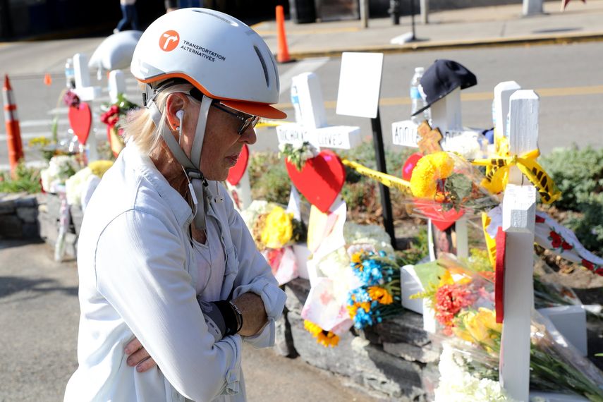 Personas observan el pequeño homenaje con flores y una camiseta de&nbsp;argentina&nbsp;en una barricada policial a lo largo del carril bici en el que se produjo el atentado del pasado 31 de octubre en Nueva&nbsp;York, Estados Unidos.