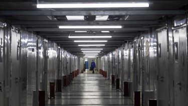 Un empleado camina en los pasillos que llevan hacia las alas del hospital Leishenshan que se contruy&oacute; en el estacionamiento con m&oacute;dulos prefabricados en dos semanas en Wuhan, provincia de Hubei, China, el s&aacute;bado 11 de abril de 2020.&nbsp;