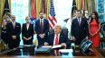 El presidente Donald Trump habla con la prensa mientras firma una orden ejecutiva en la Oficina Oval de la Casa Blanca en Washington, DC, el 25 de agosto de 2025.