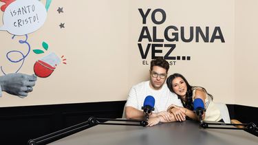 Carlos Enrique Gómez y Angie Picón presentan el podcast Yo Alguna Vez. 