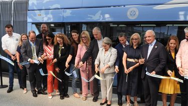 Las autoridades presentes cortan la cinta inaugural del Metro Express.&nbsp;