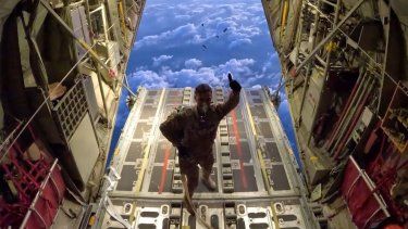 En esta imagen de archivo distribuida por el ejército de Francia, un soldado gesticula antes de lanzar material sobre la Franja de Gaza, el 4 de enero de 2024.&nbsp; 