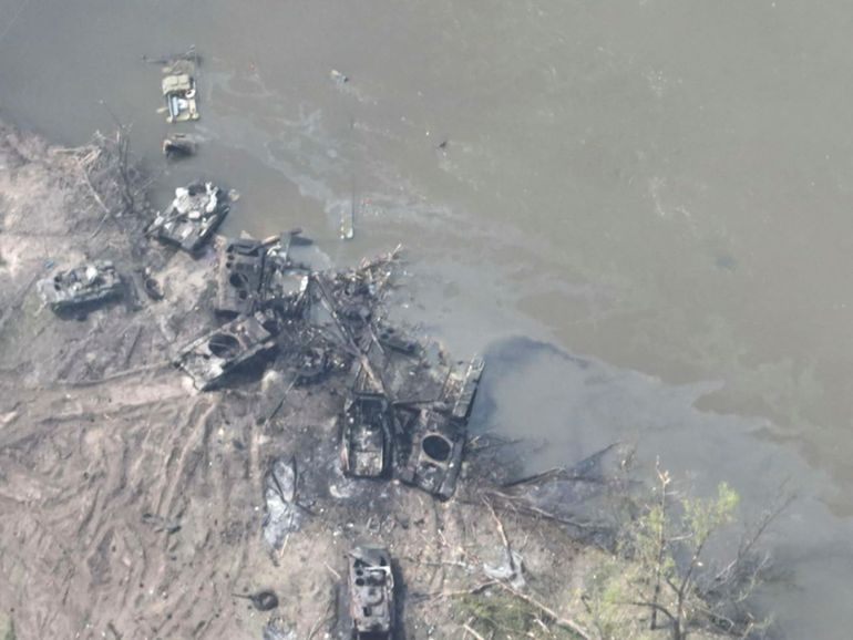 En esta fotografía, proporcionada por las fuerzas armadas de Ucrania el jueves 12 de mayo de 2022, puede apreciarse un puente de pontones en ruinas con docenas de vehículos blindados rusos destruidos o dañados en las dos márgenes del río Síverskyi Donets, luego de que el puente fue volado, en el este de Ucrania.