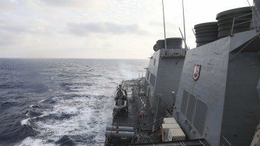 En esta imagen difundida por la Marina de Estados Unidos, el USS Milius (DDG 69), un destructor de misiles guiados, realiza operaciones de rutina en el Mar de la China Meridional, el viernes 24 de marzo de 2023.&nbsp;