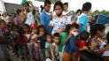 Niños venezolanos que viajan con sus familias hacen fila para jugar en un centro comunitario que se utiliza como refugio en Arauquita, Colombia. Niños venezolanos que viajan con sus familias hacen fila para jugar en un centro comunitario que se utiliza como refugio en Arauquita, Colombia.