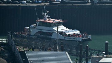 El buque de la Fuerza Fronteriza del Reino Unido Hurricane, que transporta a migrantes recogidos en el mar mientras intentaban cruzar el Canal de la Mancha desde Francia, llega a la Marina de Dover, en el sureste de Inglaterra, el 6 de marzo de 2025.