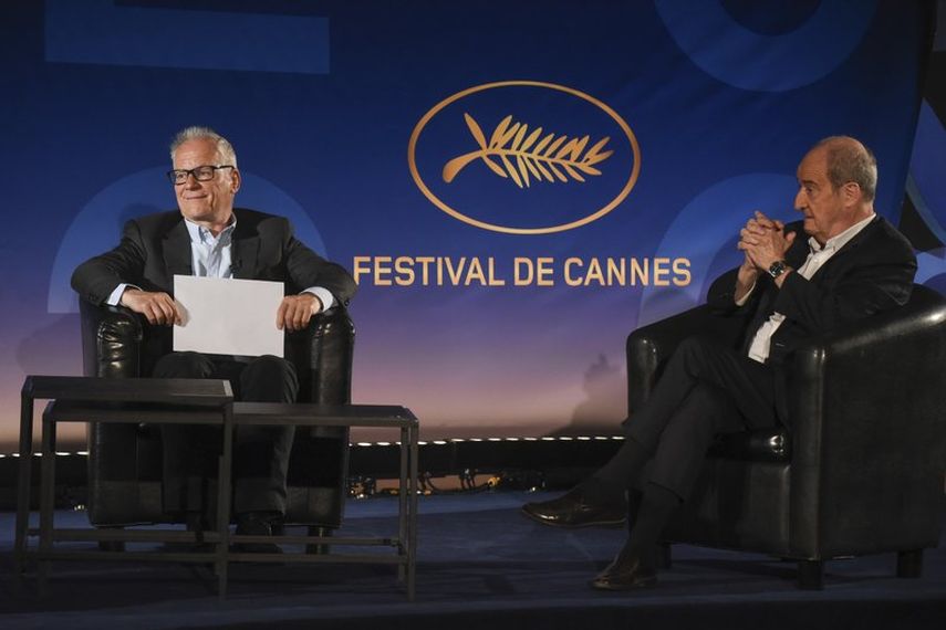 El director del Festival de Cannes Thierry Fremaux, izquierda, y el presidente del festival Pierre Lescure charlan durante la presentaci&oacute;n de la selecci&oacute;n oficial del festival 2020 en un cine vac&iacute;o el mi&eacute;rcoles 3 de junio de 2020 en Par&iacute;s.&nbsp;