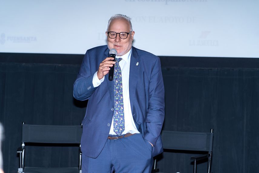 El cineasta español José Luis López-Linares conversa con el público después de presentar en Miami el documental Hispanoamérica, canto de vida y esperanza.