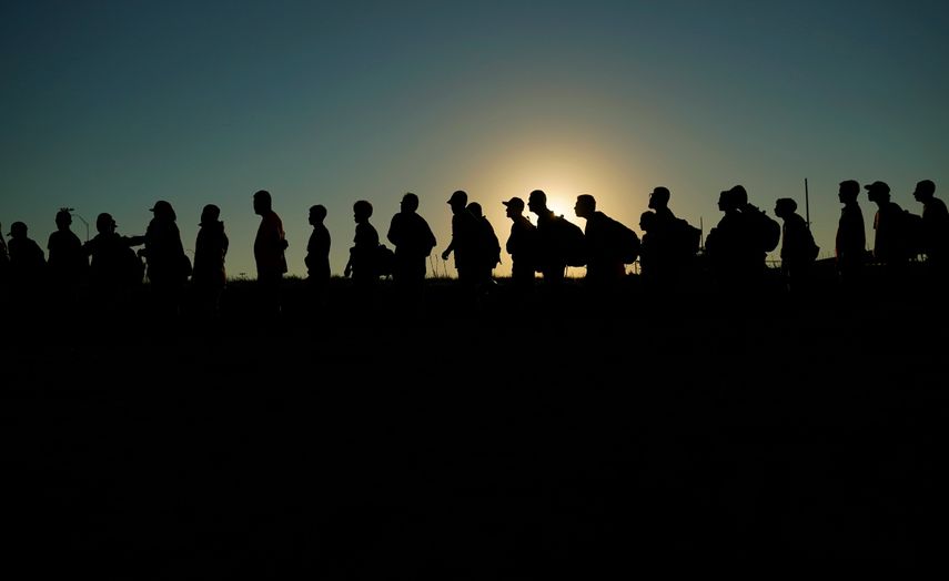 Migrantes que cruzaron el río Bravo (o Grande) y entraron sin autorización a Estados Unidos desde México forman una fila para ser procesados por la Oficina de Aduanas y Protección Fronteriza, el 23 de septiembre de 2023, en Eagle Pass, Texas. 