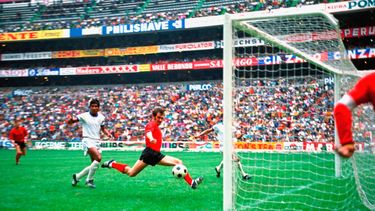 En esta foto del 3 de junio de 1970, Wilfried Jan Van Moer (camiseta roja) anota el segundo gol de Bélgica en la victoria 3-0 ante El Salvador en la Copa Mundial de México