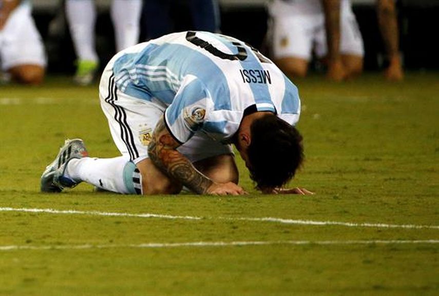 Messi reacciona después de fallar el penal en final de Copa América Centenario contra Chile. (EFE)