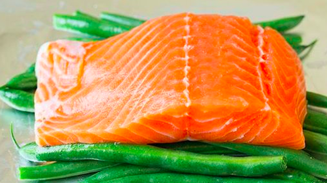 El salmón y las vainitas son alimentos ricos en Omega 3.&nbsp;
