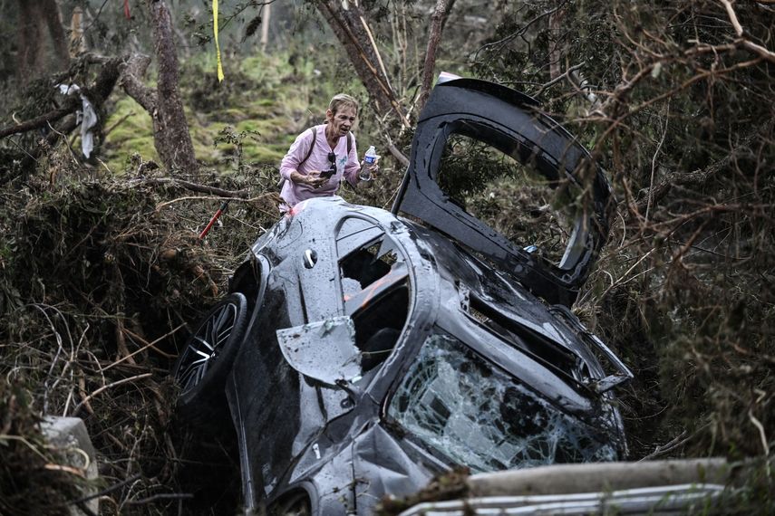 Una voluntaria busca a personas desaparecidas tras las graves inundaciones repentinas ocurridas durante el fin de semana festivo del 4 de julio en Hunt, Texas, el 6 de julio de 2025.&nbsp;